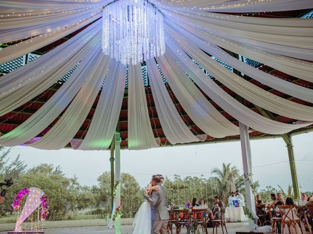 La boda de Berenice y Donato en Coatzacoalcos, Veracruz 82
