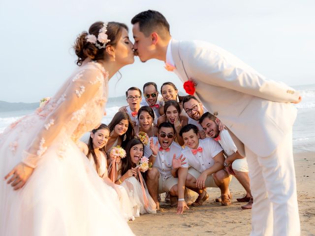 La boda de Juan Carlos y Cynthia en Manzanillo, Colima 36