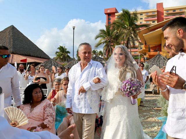 La boda de Juan Carlos y Luz del Carmen en Ixtapa Zihuatanejo, Guerrero 14