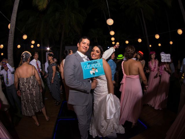 La boda de Joshua y Estefania en Ixtapa Zihuatanejo, Guerrero 33