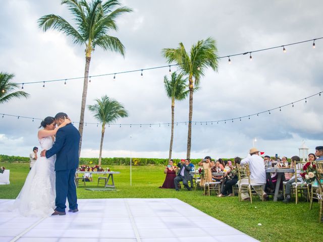 La boda de Rogelio y Cinthia en Cancún, Quintana Roo 58