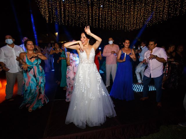 La boda de Augusto y Claudia en Bahía de Banderas, Nayarit 35