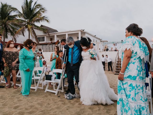 La boda de Adrian y Priss en Manzanillo, Colima 20