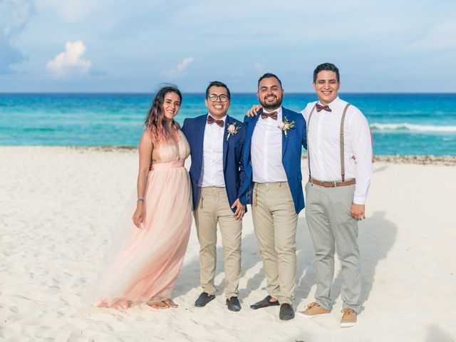 La boda de Jonhatan y Roberto en Cancún, Quintana Roo 32