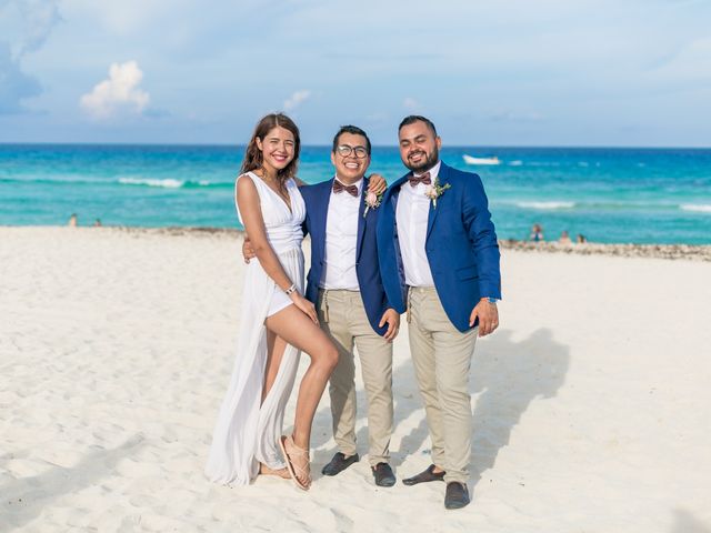 La boda de Jonhatan y Roberto en Cancún, Quintana Roo 33