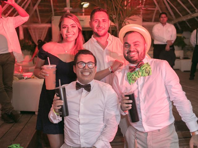 La boda de Jonhatan y Roberto en Cancún, Quintana Roo 51