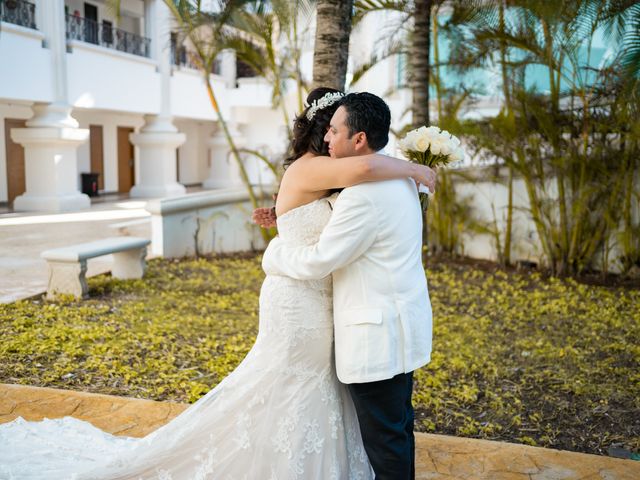 La boda de Odín y Elizabeth en Cancún, Quintana Roo 37