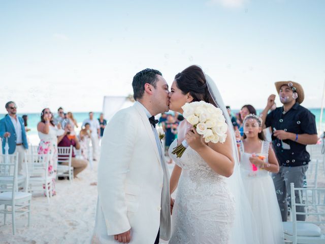La boda de Odín y Elizabeth en Cancún, Quintana Roo 61