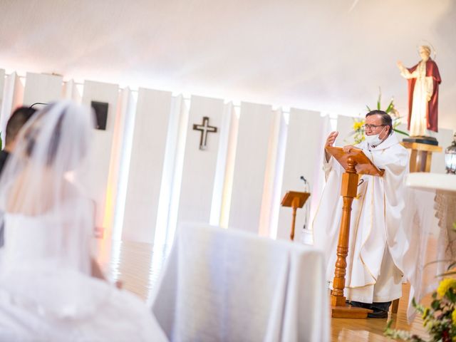 La boda de Adrian y Azereth en León, Guanajuato 15