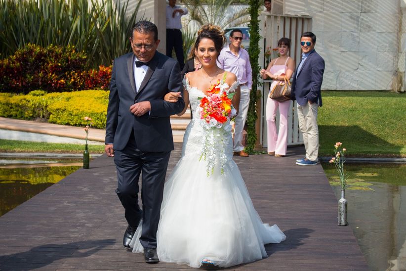 La entrada a la iglesia - bodas.com.mx