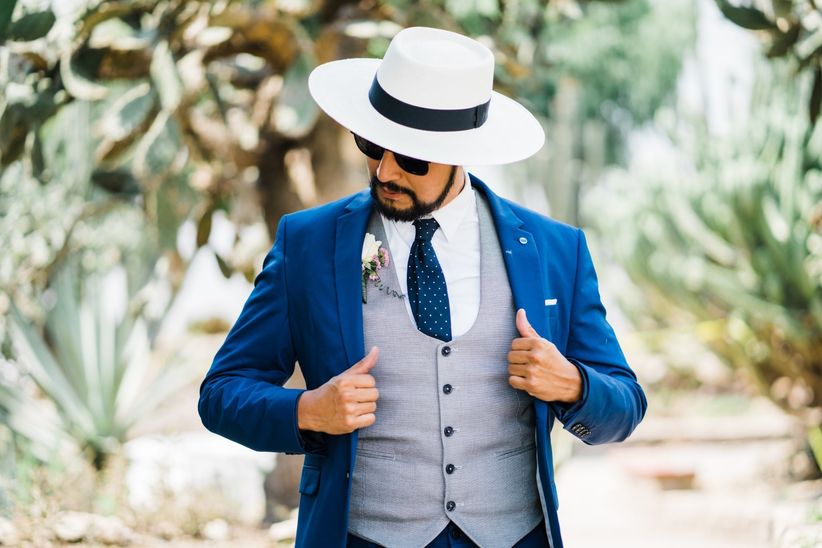 Novios Con Sombrero Aprende Cual Llevar En La Boda Bodas Com Mx