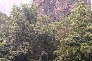 Bajo La Montaña - 6