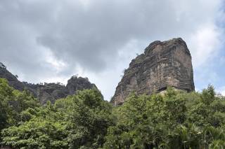 Bajo La Montaña - 7