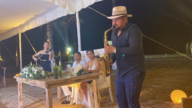 Clazzic Lighting & DJ - 1