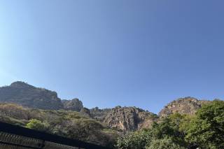 Bajo La Montaña - 5