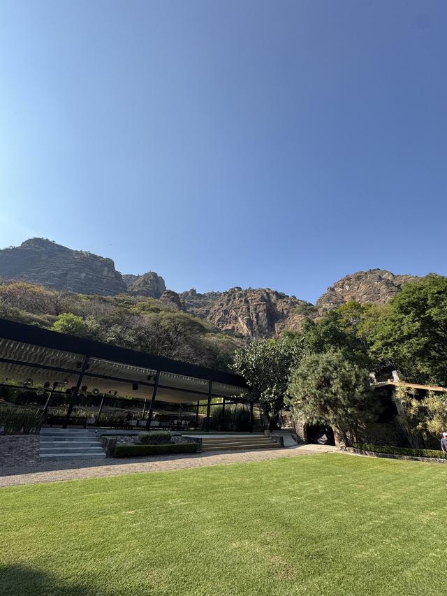 Bajo La Montaña - 2