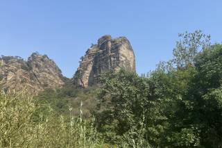 Bajo La Montaña - 7