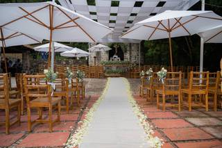 Bajo La Montaña - 17