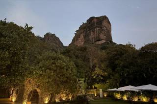 Bajo La Montaña - 12