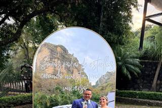 Bajo La Montaña - 14