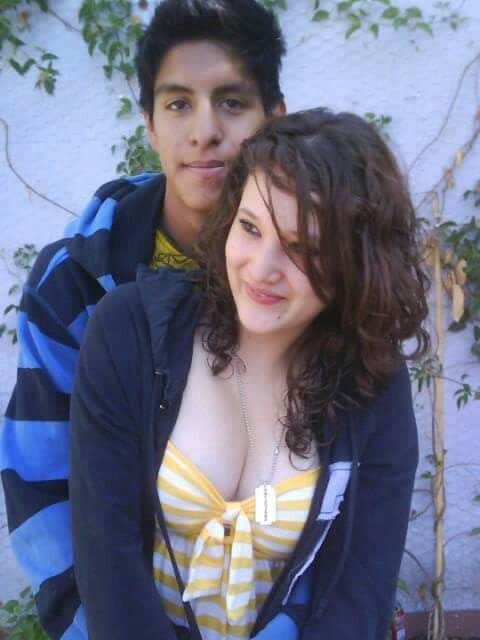 Su primera foto al ser novios - 1