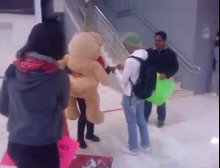 Sorpresa en aeropuerto: cuando yo le propuse matrimonio a Él - 2