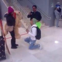 Sorpresa en aeropuerto: cuando yo le propuse matrimonio a Él - 1