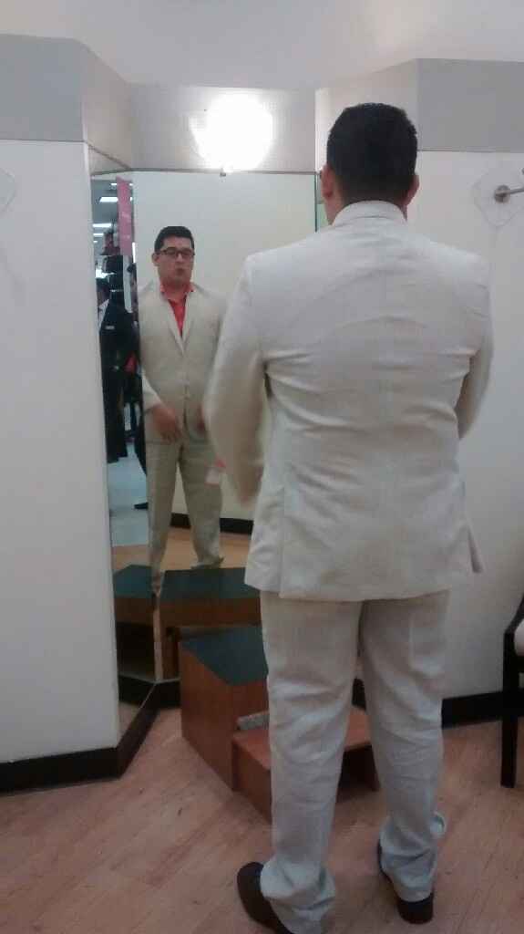 Presumiéndo el traje de mi novio :3 - 1
