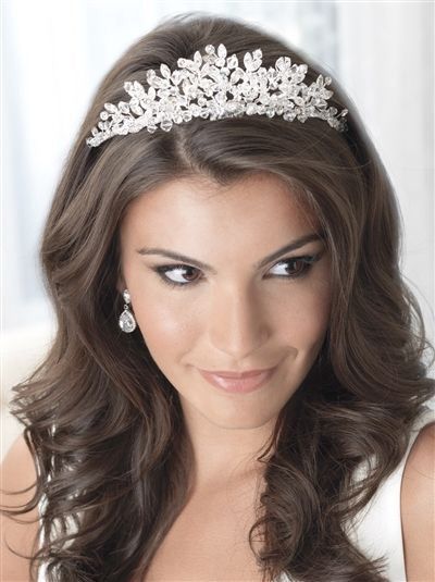 Peinado con tiara y velo 13