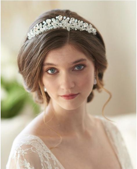 Peinado con tiara y velo 20