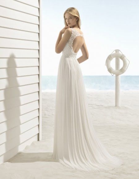 El vestido de novia ideal para una boda en la playa 3