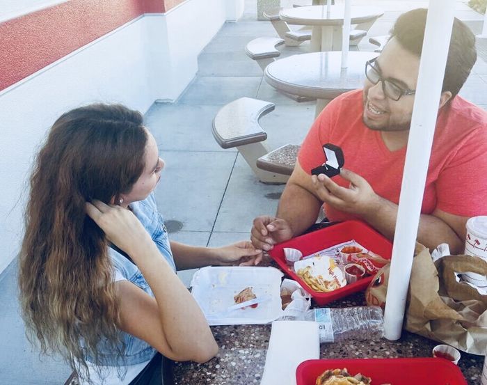 Yan reta a los novios de la comunidad a subir la foto de su propuesta de matrimonio 8