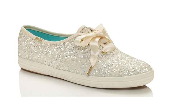 Que escogerían, usar tenis, sandalias o descalzas? - 1