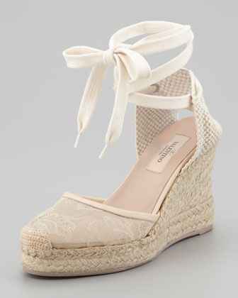 ¿Qué tipo de zapatos debo usar sí mi boda es en la playa? - 2