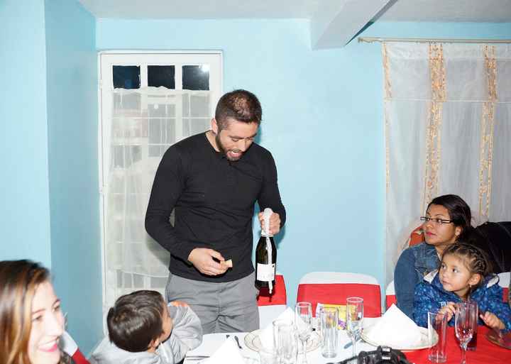 pedida de mano mi hermano destapando la botella de vino
