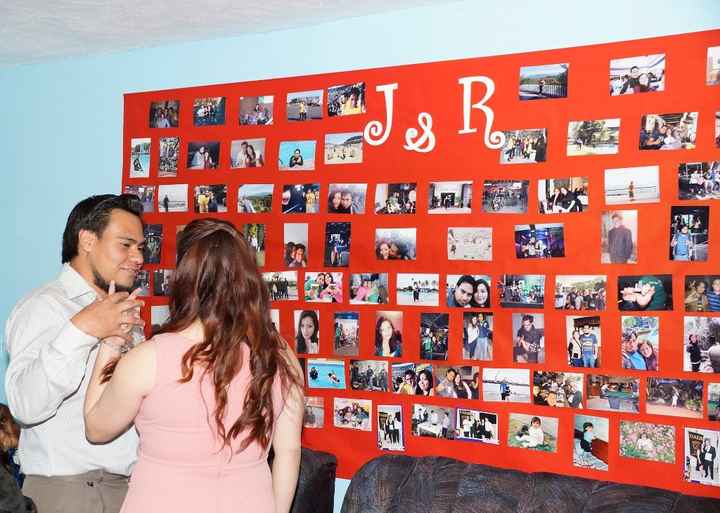 pedida de mano, mi novio ve un pequeño mural con fotos de nosotros