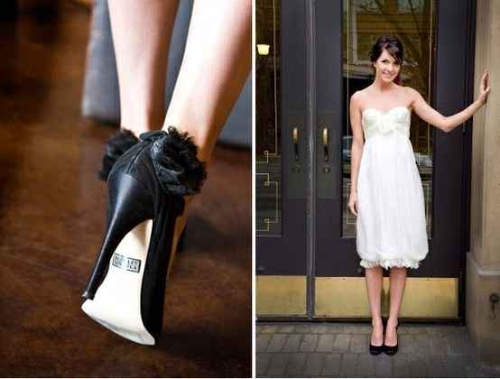 Novias con zapatos negros