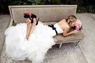 Novias con zapatos negros