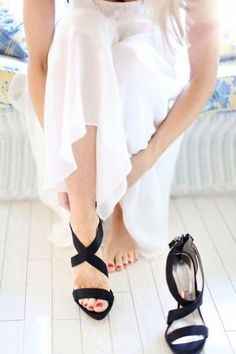 Novias con zapatos negros