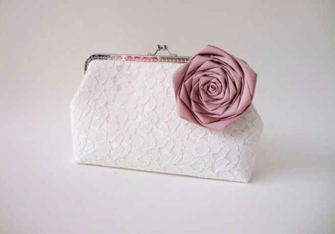 Bolsos con flores para novias