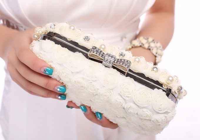 Bolsos con flores para novias