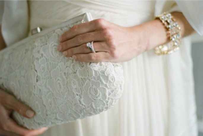Bolsos con flores para novias