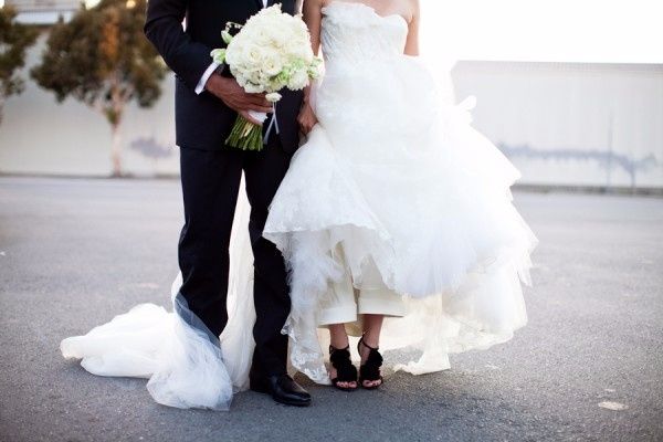 Novias con zapatos negros