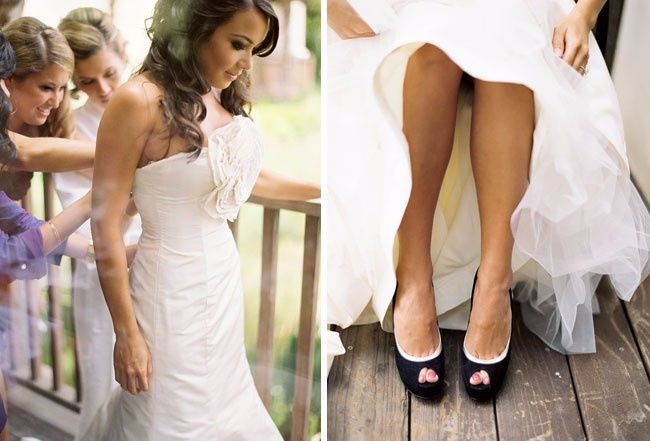 Novias con zapatos negros