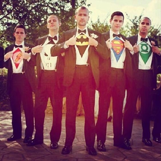 Un toque de superhéroes para los novios y amigos.