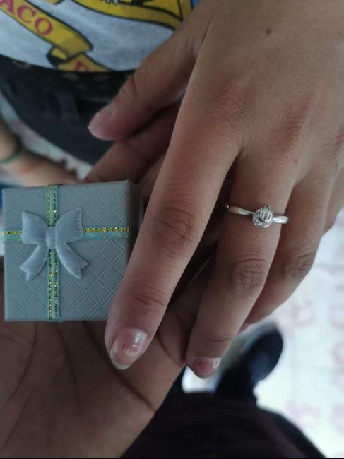 📸 Publica una foto mostrando su anillo de compromiso o alianza de boda - 1