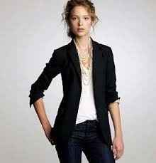 Que tal un jeans con una blusa bonita y un blazer