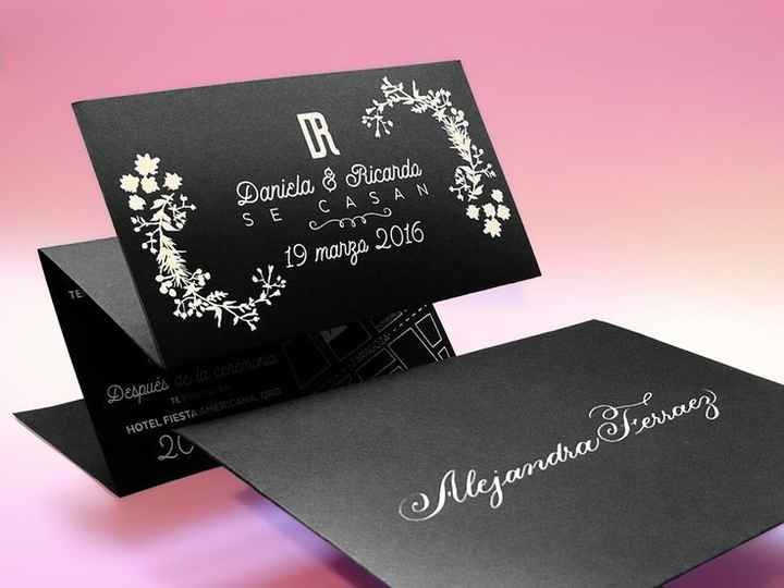 letras blancas y fondo negro