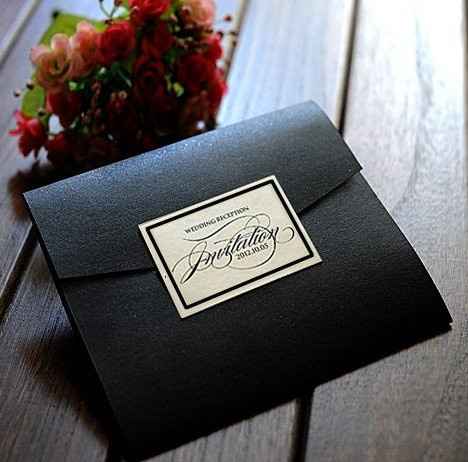 con etiqueta o sello