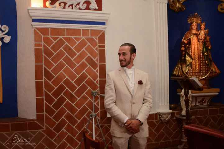 Me encanto como lucio! Al final decidio traje claro con corbatin blanco!